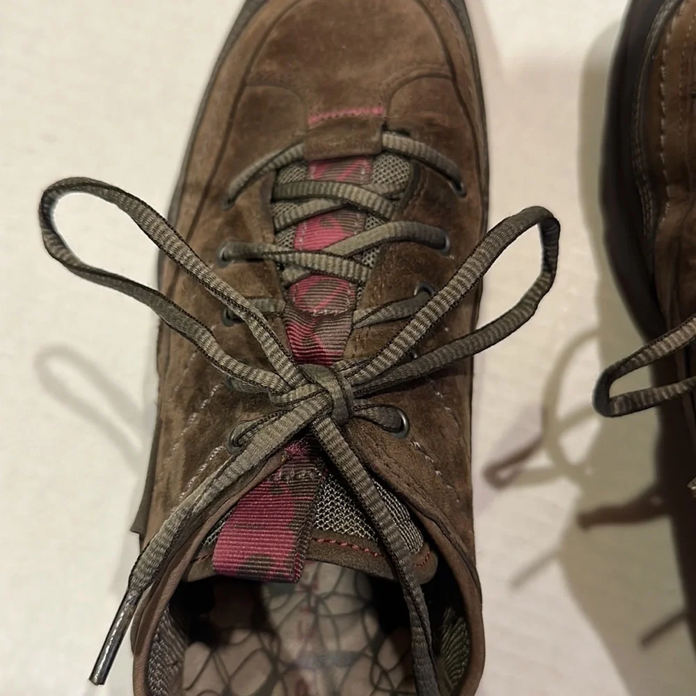 Merrell stone performance lace up hiking shoes in a suede brown with magenta